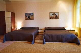 Гостиница  Семь Королей Волгоград Улучшенный двухместный номер с 2 отдельными кроватями-1